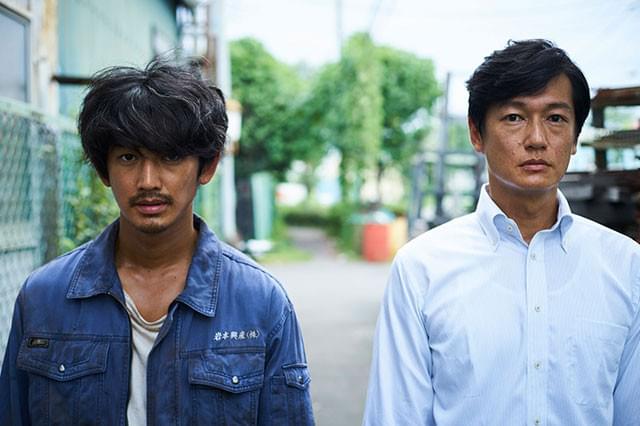25年ぶりに、愛情と憎しみが渦巻く再会を果たすふたりを演じた瑛太(左)と井浦(右)