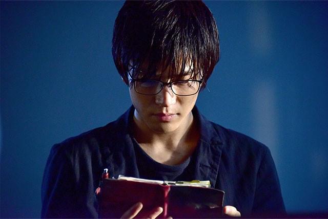 耶雲が手にしている手帳には何が書かれているのか? 画面の隅々まで見逃せない!