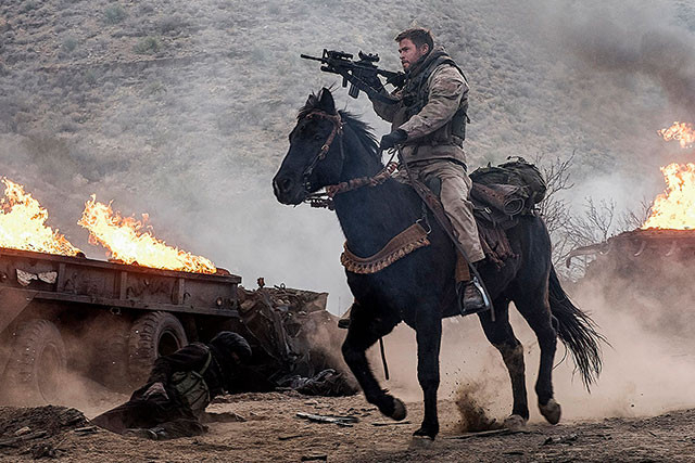 米軍騎馬隊（グリーンベレー）の壮絶な戦いを、手加減一切なしの迫力の映像で活写