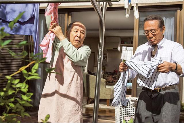 橋爪功(左)と小林稔侍(右)の掛け合いなど、ついニヤリとしてしまうユーモアが満載