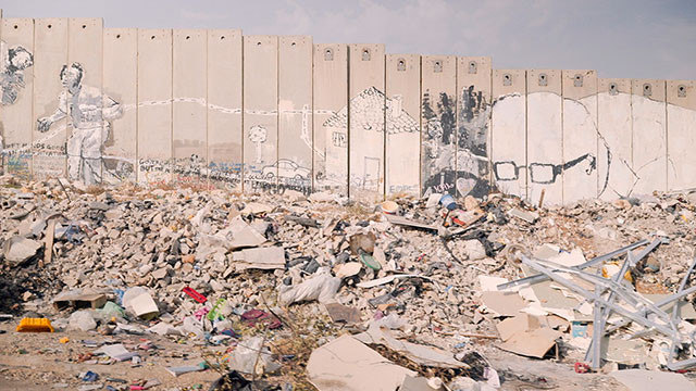 パレスチナとイスラエルを分断する巨大な壁を、壁画が「心をぶち抜くヤバイ武器」に！