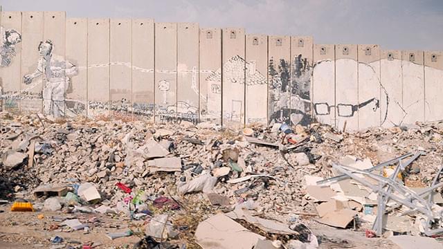 パレスチナとイスラエルを分断する巨大な壁を、壁画が「心をぶち抜くヤバイ武器」に!