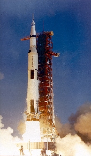 1969年7月16日）、ケネディ宇宙センターから打ち上げられた、アポロ11号のサターンV型ロケット