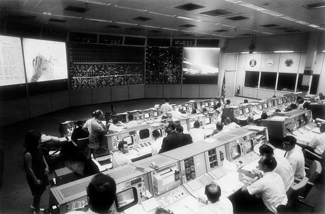 アポロ11号の月面着陸時の船外活動を見守る、ミッション・コントロール・センター