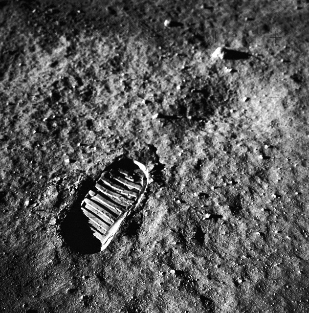 アポロ11号、月面着陸時の船外活動中に撮影された、宇宙飛行士の月面の足跡