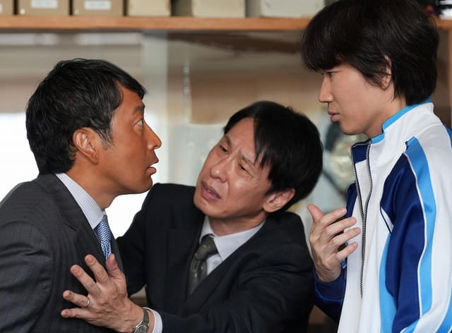 迫田孝也(左)による猛烈な恫喝シーン