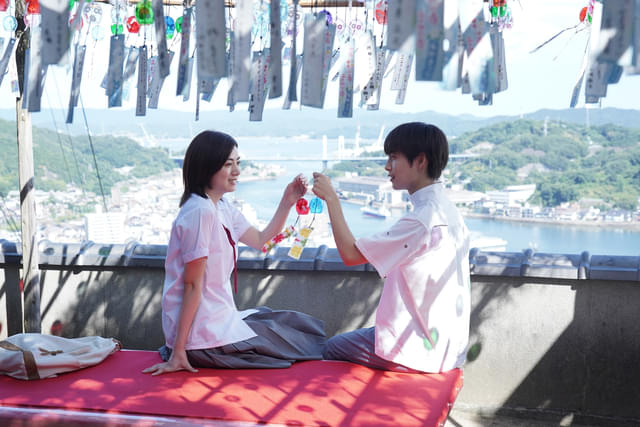 主人公・美雪(池田エライザ/左)と未来人の保彦(阿達慶/右)