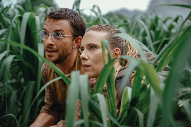 古生物学者のヘンリー・ルーミス博士(左/演:ジョナサン・ベイリー)