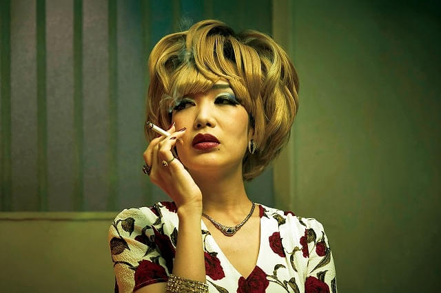 サチとともに裁判に臨むメイ（中村中）