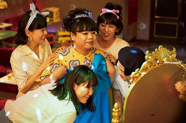 主人公・サチ（左下／中川未悠）と、ともに裁判に臨むアー子（中央／イズミ・セクシー）