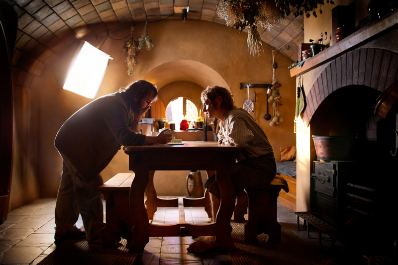 （左より）「ホビット」の撮影現場で打ち合わせ中のピーター・ジャクソン監督とマーティン・フリーマン